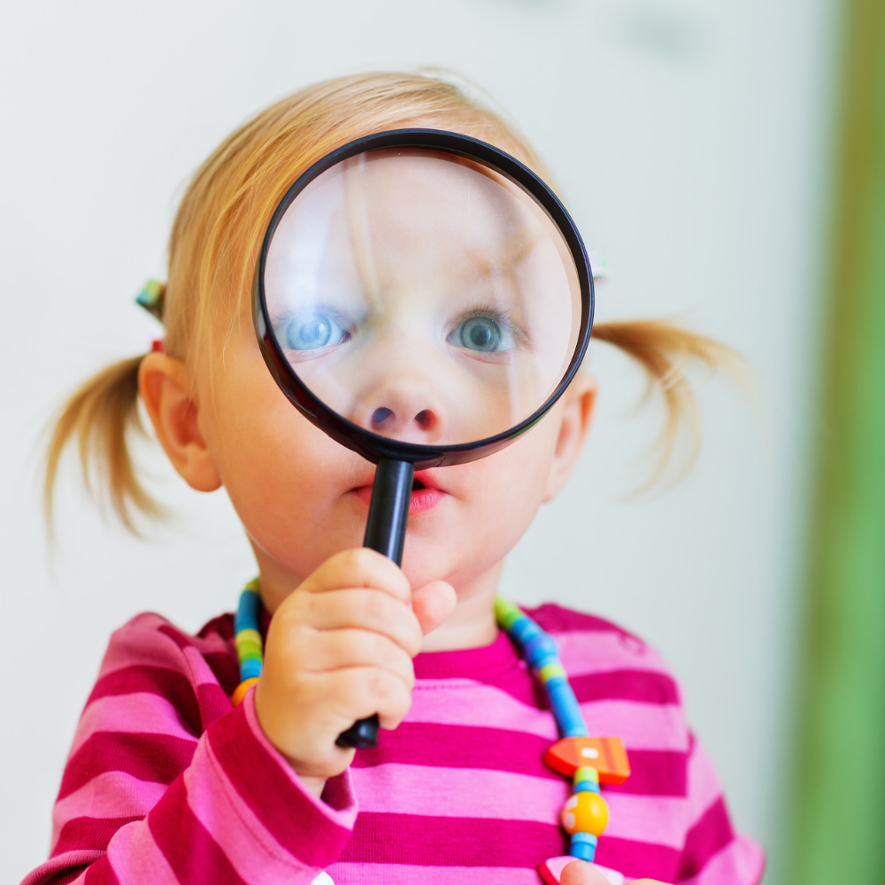 Imagen de portada de Curso "Pensamiento científico" - Se visualiza una Nena observando a través de una lupa