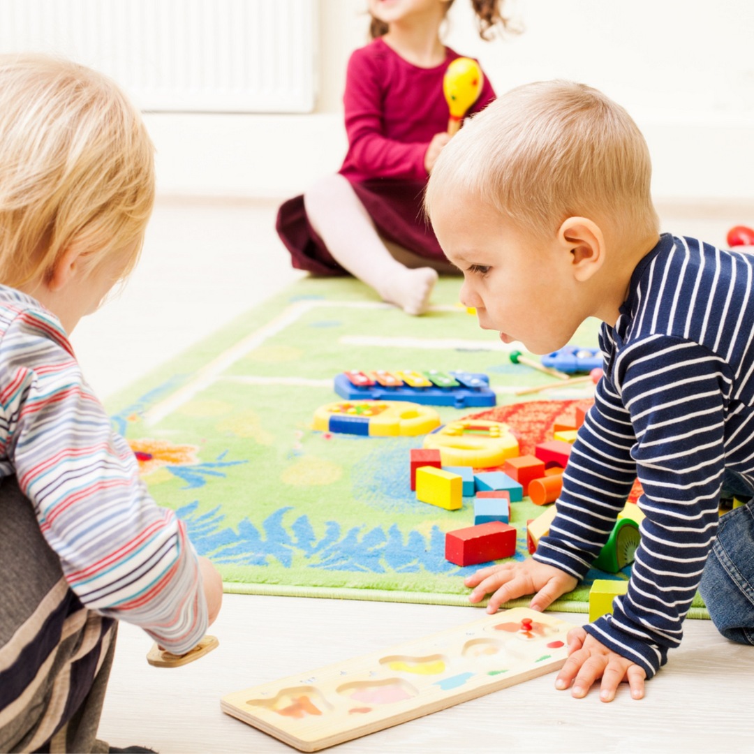 Imagen de portada de curso "El juego en jardín de infantes: una mirada lúdica para transformar la educación" - Se visualizan bebés jugando con piezas para armar