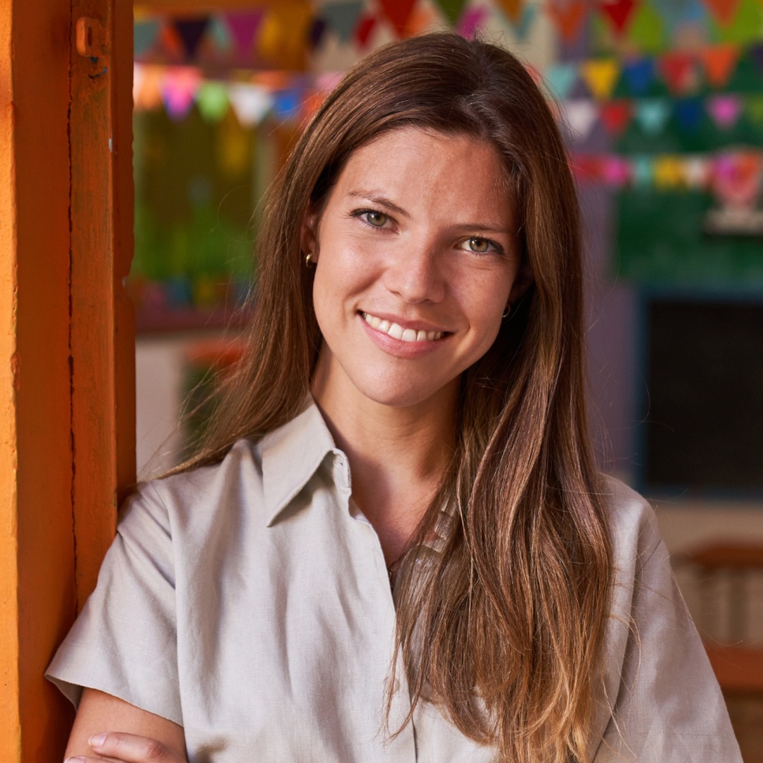 Imagen de portada de curso "Liderazgo docente para el desarrollo de comunidades profesionales de aprendizaje" - Se visualiza una Mujer joven sonriendo.