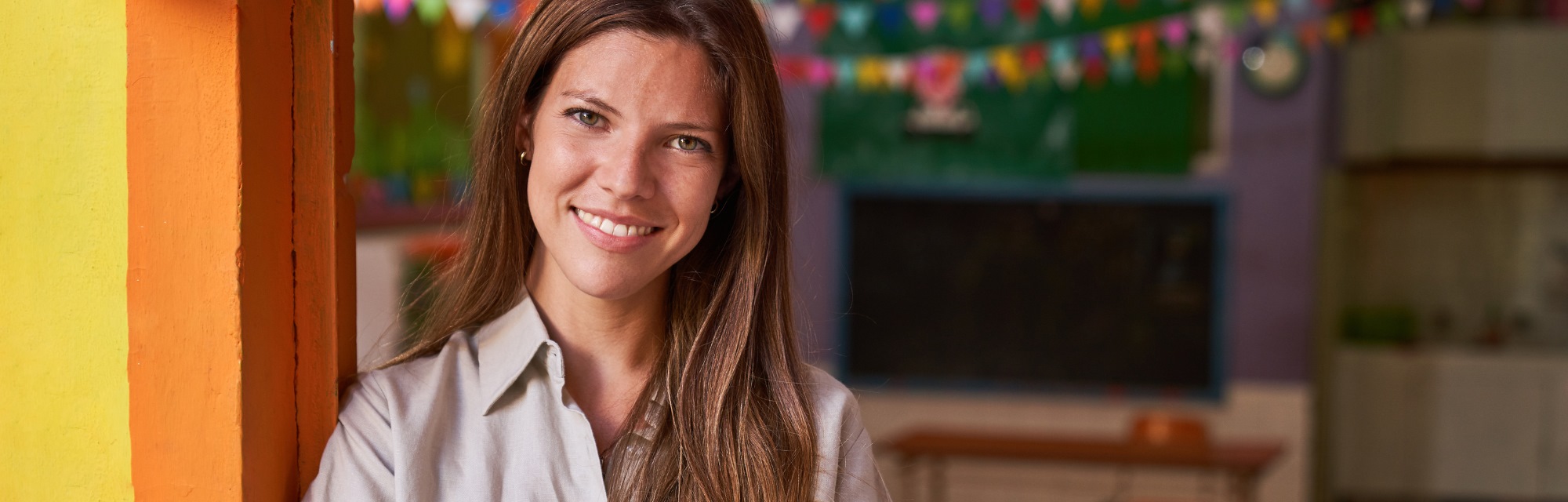 Imagen de portada de curso "Liderazgo docente para el desarrollo de comunidades profesionales de aprendizaje" - Se visualiza una Mujer joven sonriendo.