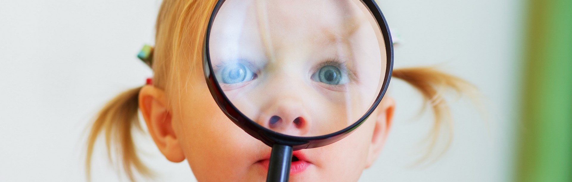 Imagen de portada de Curso "Pensamiento científico en el Nivel Secundario" - Se visualiza una Nena observando a través de una lupa
