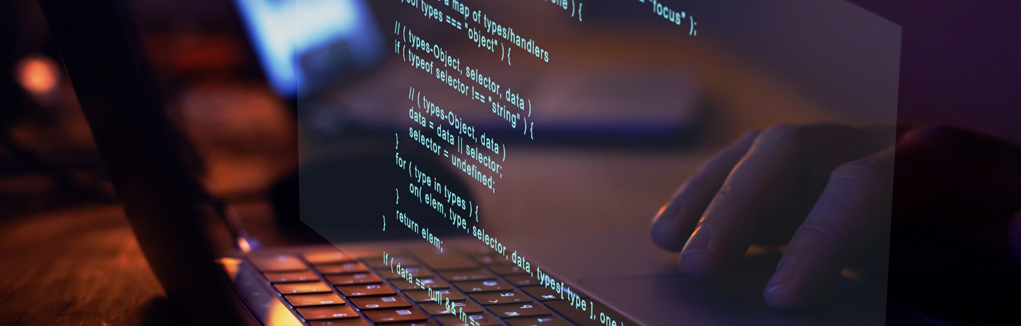 Imagen de portada de curso "Programación en código y aplicación para web en Nivel Secundario" - Se visualiza una pantalla de una notebook con líneas de código.