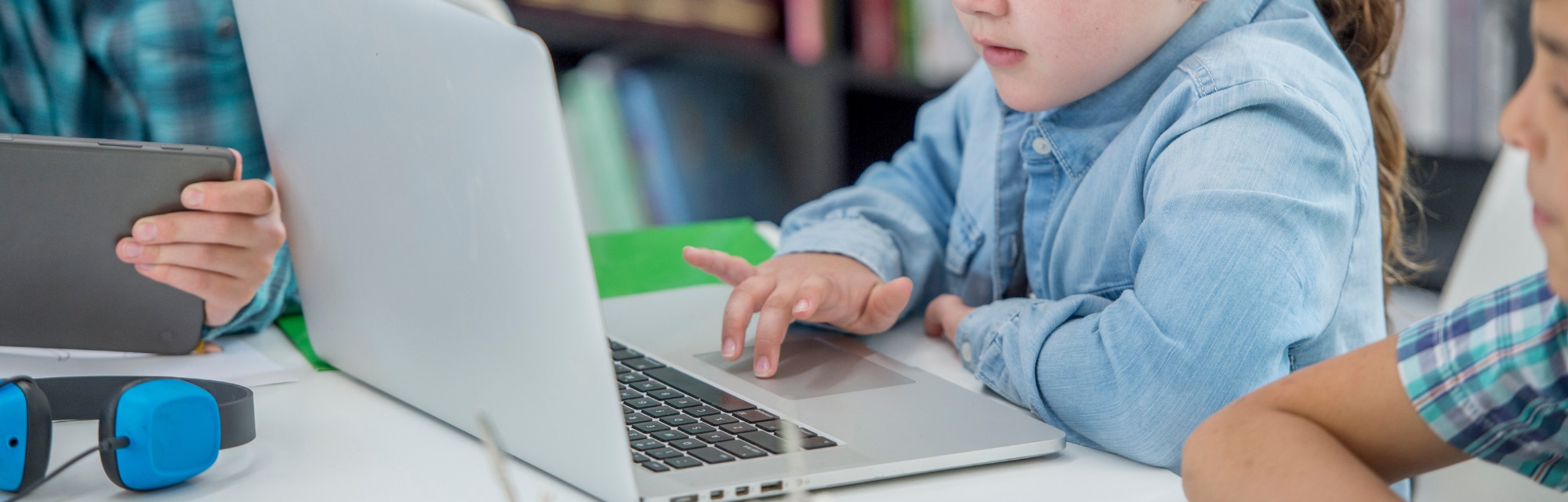 Imagen de portada de curso "Un desafío a la creatividad con tecnologías digitales: Pensamiento computacional y programación en el Nivel Primario" - Se visualiza un Nene de Nivel Primario manejando una notebook.